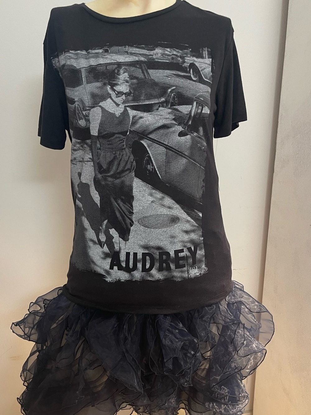 LEGENDS OF HOLLYWOOD AUDREY HEPBURN BLACK T SHIRT NEW WITH TAGS SIZE S - Picture 2 of 11